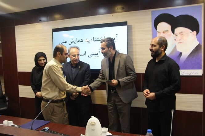 برگزیدگان همایش ملی ادبیات آیینی در بوشهر تقدیر شدند