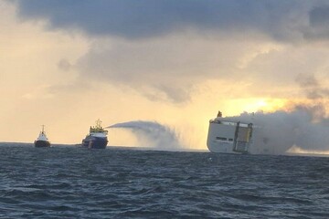 ۳ هزار خودرو در یک کشتی هلندی سوخت/ یک نفر کشته و ۱۶ تن زخمی شدند+ تصاویر