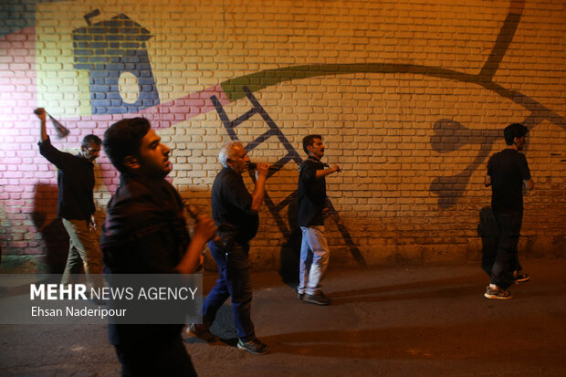 مراسم عزاداری سالار و سرور شهیدان شامگاه سه‌شنبه مقارن با شب هشتم در خیابان هاشمی تهران برگزار شد