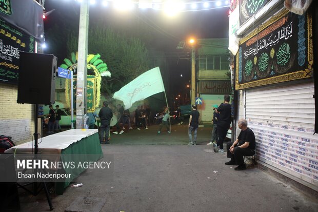 مراسم عزاداری سالار و سرور شهیدان شامگاه سه‌شنبه مقارن با شب هشتم در خیابان هاشمی تهران برگزار شد