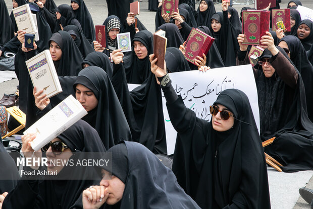تجمع دانشجویان در پی هتک حرمت قرآن کریم مقابل دانشگاه تهران 