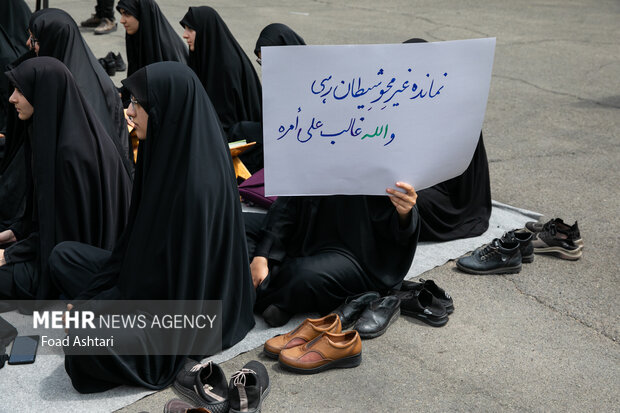 قرآن مجید کی توہین کے خلاف تہرانی طلبا کا احتجاج
