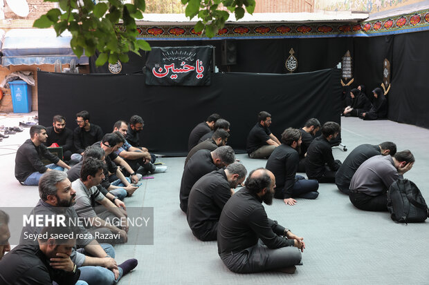 مراسم عزاداری اباعبدالله الحسین (ع) با حضور خبرنگاران گروه رسانه‌ای مهر در خبرگزاری مهر برگزار شد