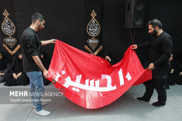 مراسم عزاداری اباعبدالله الحسین (ع) با حضور خبرنگاران گروه رسانه‌ای مهر در خبرگزاری مهر برگزار شد