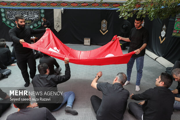 مراسم عزاداری اباعبدالله الحسین (ع) با حضور خبرنگاران گروه رسانه‌ای مهر در خبرگزاری مهر برگزار شد