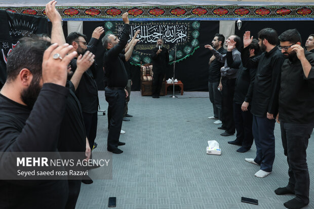 مراسم عزاداری اباعبدالله الحسین (ع) با حضور خبرنگاران گروه رسانه‌ای مهر در خبرگزاری مهر برگزار شد