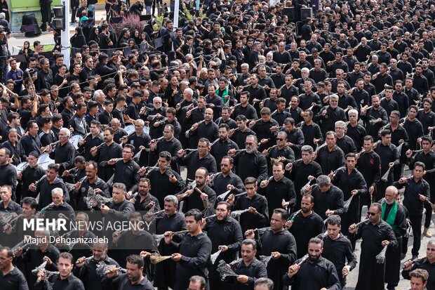 آئین باشکوه «زنجیر زنی» در ابرکوه 