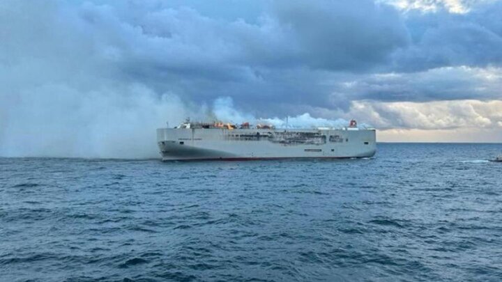 آتش سوزی کشتی باری حامل ۳۰۰۰ خودرو در هلند