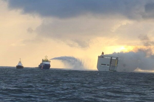 ۳ هزار خودرو در یک کشتی هلندی سوخت/ یک نفر کشته و ۱۶ تن زخمی شدند