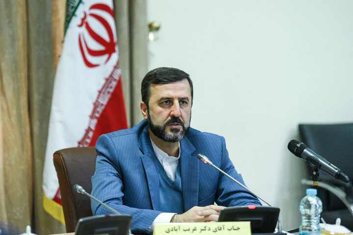 غريب آبادي تنتقد المجتمع الدولي بسبب تقاعسه تجاه الجرائم الإرهابية في إيران