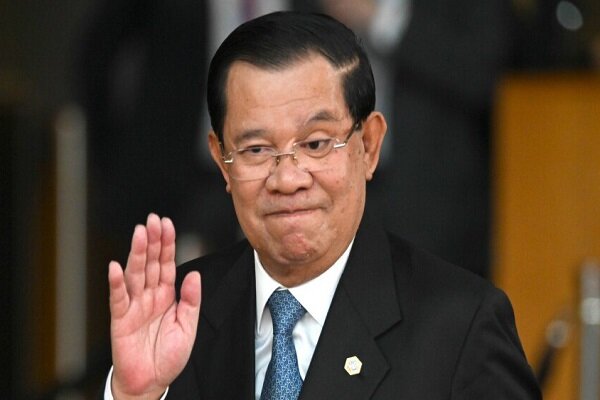 کناره‌گیری نخست‌وزیر کامبوج و واگذاری قدرت به پسرش