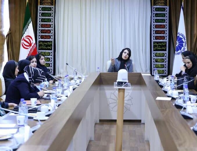 مدیرکل امور بانوان استانداری لرستان به جمع زنان کارآفرین نیامد!