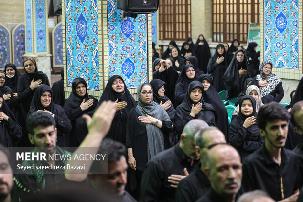 مراسم عزاداری اباعبدالله الحسین (ع) همزمان با شب تاسوعای حسینی در هئیت ناشنوایان تهران با حضور جمعی از ناشنوایان و کم شنوایان برگزار شد