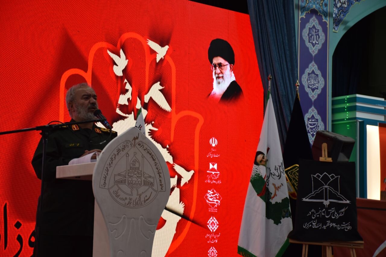 انقلاب اسلامی قدرت های دنیا را به چالش کشاند 2
