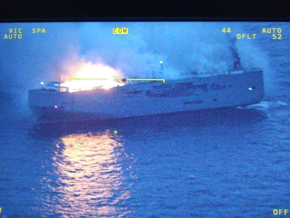 ۳ هزار خودرو در یک کشتی هلندی سوخت/ یک نفر کشته و ۱۶ تن رخمی شدند