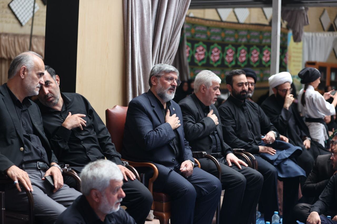 مجلس حسینی میں ایرانی معروف شخصیات کی شرکت