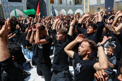 حرکت دسته های عزاداری به سمت حرم حضرت معصومه در روز عاشورای حسینی