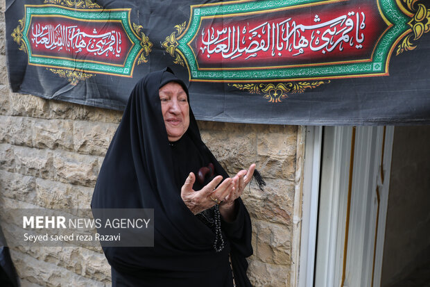  مادر شهید منوچهر وطن خواه در مراسم عزاداری تاسوعای حسینی در هئیت بیت الزهرا حضور دارد