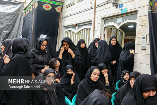 مراسم عزاداری تاسوعای حسینی صبح پنج شنبه ۵ مرداد ۱۴۰۲ در حسینه سیدها معروف به خانه سیدها در خیابان قیام تهران با حضور عزاداران حسینی برگزار شد