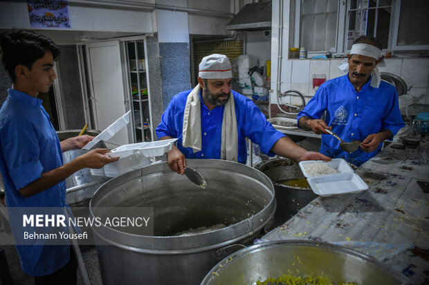 پخت نذری برای تعزیه سیار تاسوعای حسینی در اراک