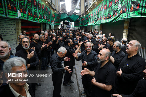 مراسم تاسوعای حسینی (ع) صبح روز پنجشنبه ۵ مرداد ماه ۱۴۰۲ با حضور عزاداران سید و سالار شهیدان در بازار بزرگ تهران برگزار شد