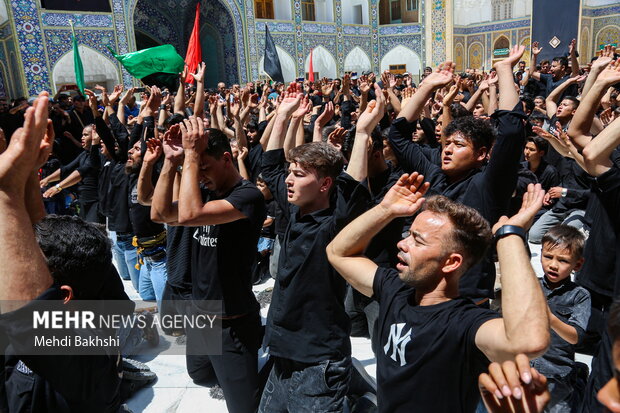 حرکت دسته های عزاداری به سمت حرم حضرت معصومه در روز عاشورای حسینی
