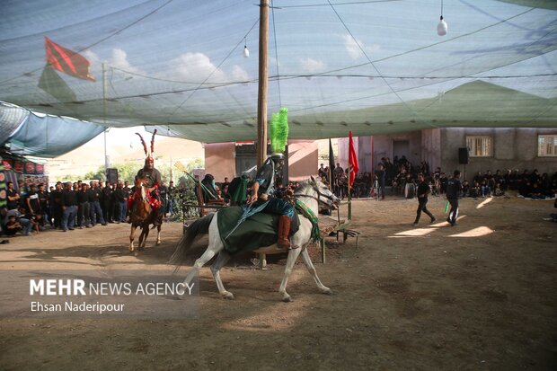 مراسم عزاداری سالار و سرور شهیدان ظهر تاسوعا با اجرای تعزیه به میدان رفتن حضرت عباس (ع) در روستای چلسبان برگزار شد