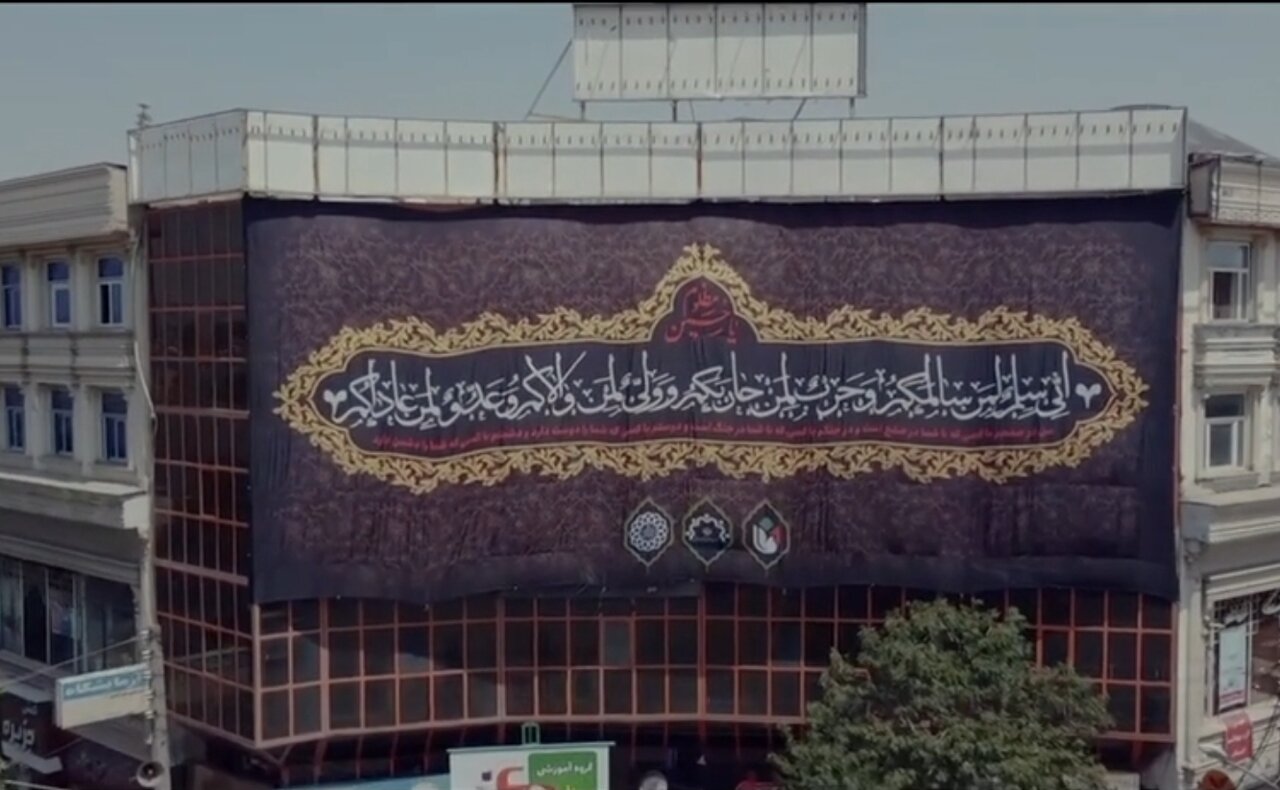 نصب دیوار نگاره در چهارراه امام خمینی (ره) اردبیل