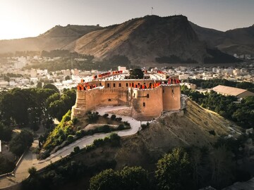 پرچم عزا بر فراز فلک الافلاک/ شاهکار معماری جهان سیاهپوش شد