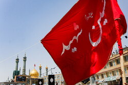 پرچم عزای محرم بر فراز گنبد حرم بانوی کرامت به اهتزاز درمی‌آید