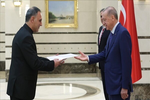 İran'ın yeni Ankara Büyükelçisi güven mektubunu Erdoğan'a sundu İran'ın yeni Ankara Büyükelçisi güven mektubunu Erdoğan'a sundu