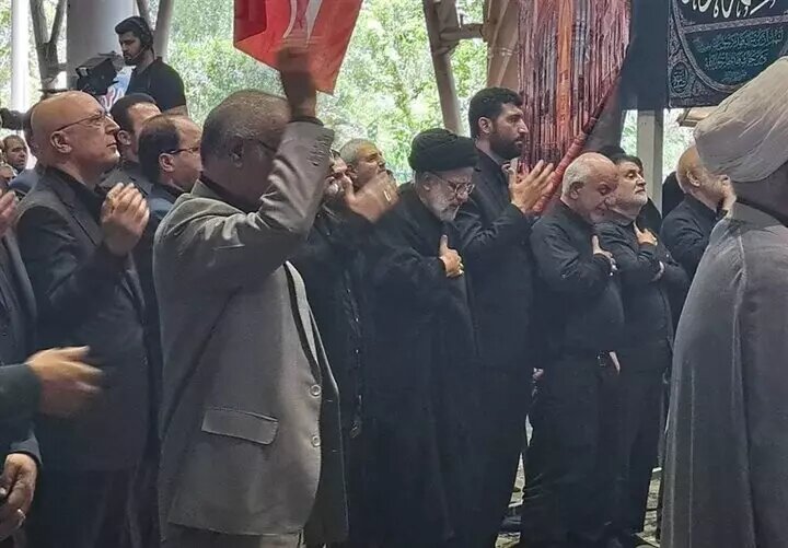  رئيس الجمهورية يحضر مراسم العزاء الحسيني بجامعة طهران