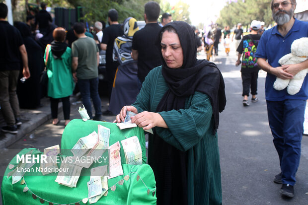 مراسم عزاداری ظهر عاشورا با حضور هیات ها و مشتاقان سرور و سالار شهیدان در خیابان ستارخان برگزار شد