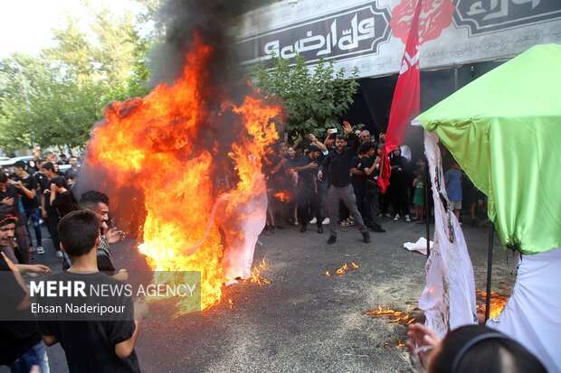 مراسم عزاداری ظهر عاشورا در خیابان ستارخان