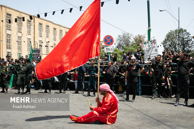 همزمان با عاشورای حسینی، صبح امروز جمعه ۶ مرداد ۱۴۰۲ ، مراسم عزاداری و خیمه سوزان در چهارراه گلوبندک تهران با حضور عاشقان اهل بیت (ع)  برگزار شد