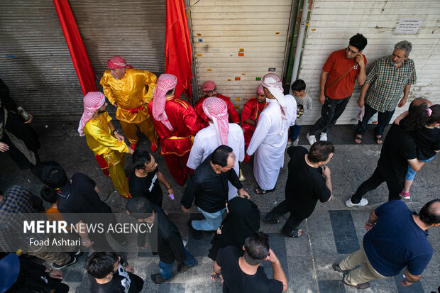 همزمان با عاشورای حسینی، صبح امروز جمعه ۶ مرداد ۱۴۰۲ ، مراسم عزاداری و خیمه سوزان در چهارراه گلوبندک تهران با حضور عاشقان اهل بیت (ع)  برگزار شد