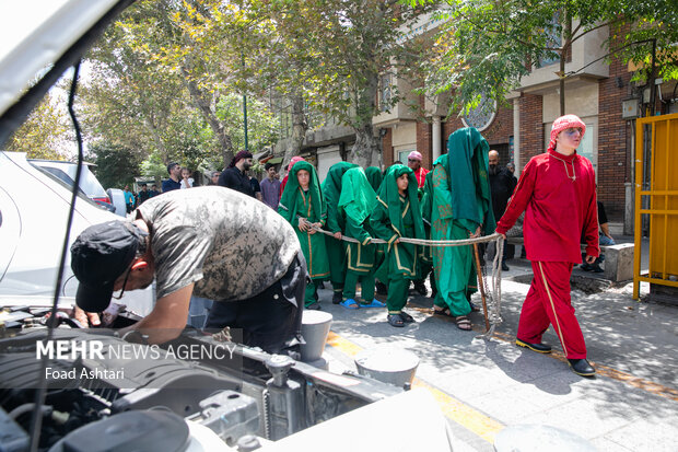 همزمان با عاشورای حسینی، صبح امروز جمعه ۶ مرداد ۱۴۰۲ ، مراسم عزاداری و خیمه سوزان در چهارراه گلوبندک تهران با حضور عاشقان اهل بیت (ع)  برگزار شد