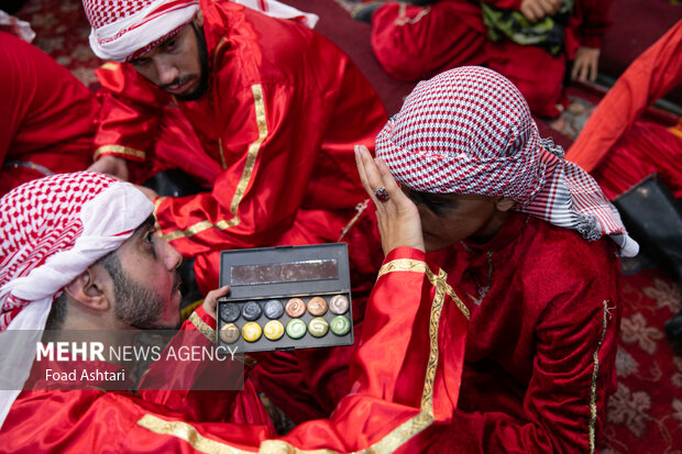 همزمان با عاشورای حسینی، صبح امروز جمعه ۶ مرداد ۱۴۰۲ ، مراسم عزاداری و خیمه سوزان در چهارراه گلوبندک تهران با حضور عاشقان اهل بیت (ع)  برگزار شد