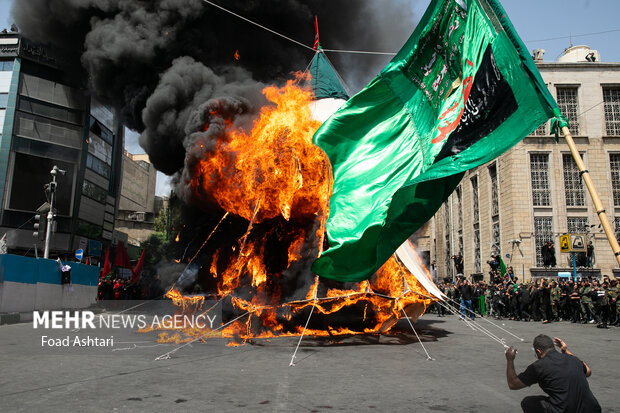 همزمان با عاشورای حسینی، صبح امروز جمعه ۶ مرداد ۱۴۰۲ ، مراسم عزاداری و خیمه سوزان در چهارراه گلوبندک تهران با حضور عاشقان اهل بیت (ع)  برگزار شد