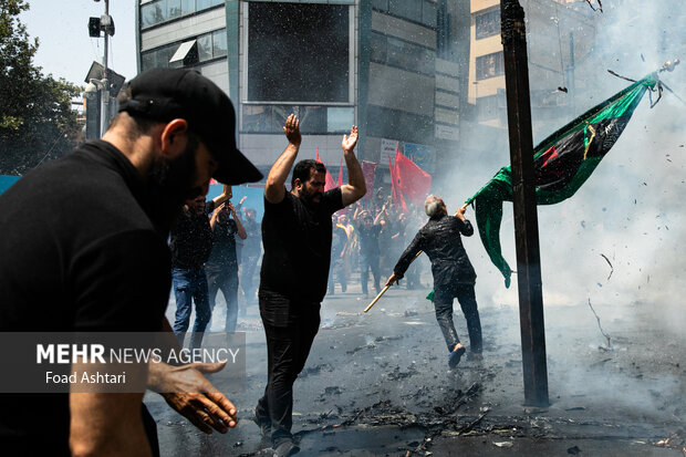 همزمان با عاشورای حسینی، صبح امروز جمعه ۶ مرداد ۱۴۰۲ ، مراسم عزاداری و خیمه سوزان در چهارراه گلوبندک تهران با حضور عاشقان اهل بیت (ع)  برگزار شد