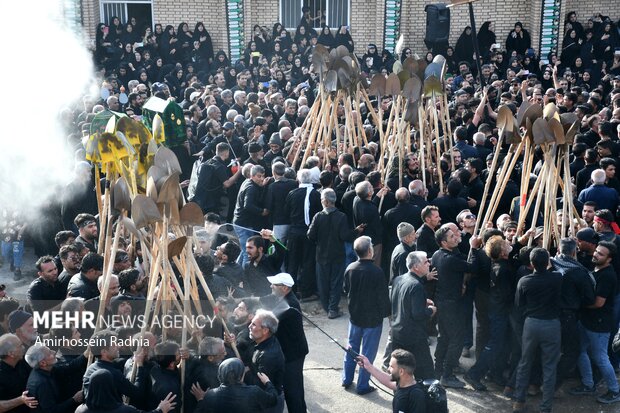 بیل‌هایی که برای دفن نمادین پیکر مطهر شهدای کربلا به آسمان می‌رود