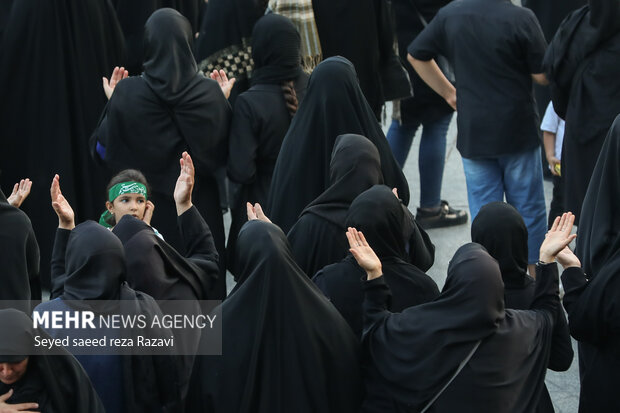 مراسم آئین خیمه سوزان همراه با تعزیه خوانی واقعه کربلا بعدازظهر جمعه ۶ مرداد ماه ۱۴۰۲ با حضور پر شور عاشقان و عزاداران اهل بیت (ع) در میدان امام حسین (ع) تهران برگزار شد