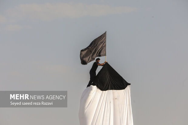 مراسم آئین خیمه سوزان همراه با تعزیه خوانی واقعه کربلا بعدازظهر جمعه ۶ مرداد ماه ۱۴۰۲ با حضور پر شور عاشقان و عزاداران اهل بیت (ع) در میدان امام حسین (ع) تهران برگزار شد