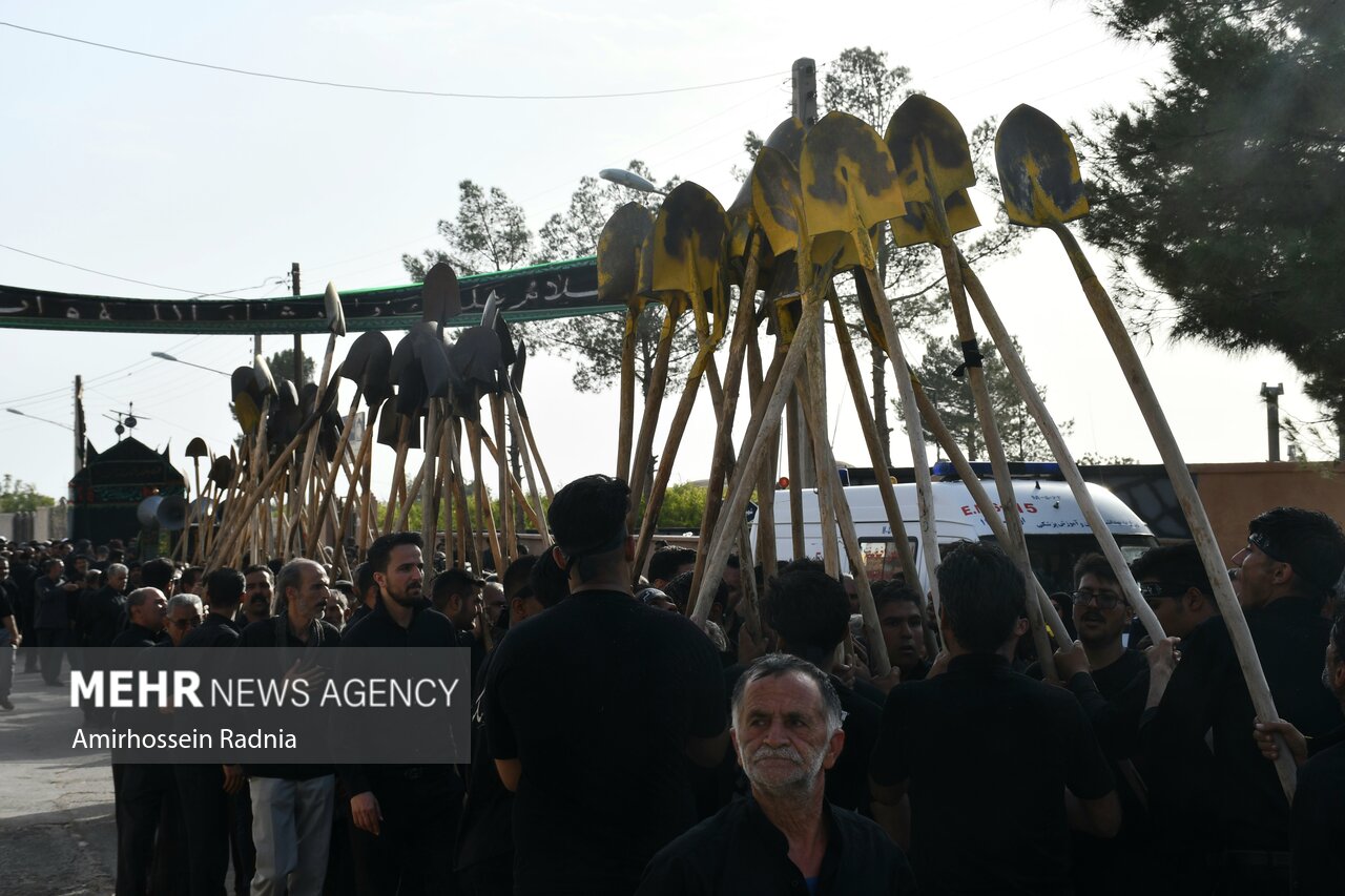 بیلهای نمادین برای دفن پیکر مطهر شهدای کربلا که به آسمان میرود
