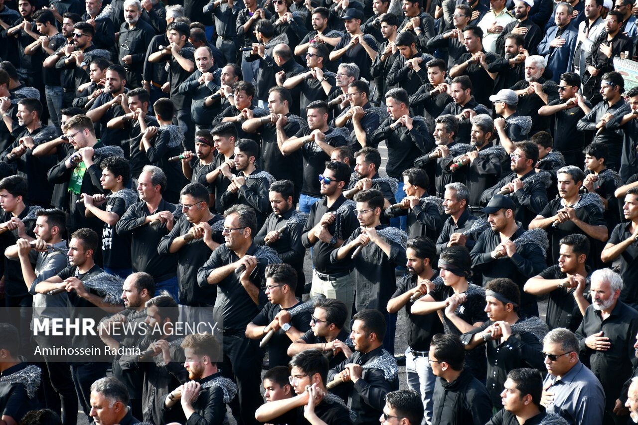 بیلهای نمادین برای دفن پیکر مطهر شهدای کربلا که به آسمان میرود