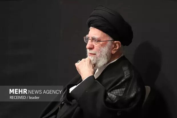 قائد الثورة الاسلامية يعزي سادن مسجد جمكران برحيل والده