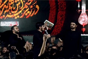 سینه زنی عزاداران حسینی شیراز در واکنش به هتک حرمت قرآن کریم+فیلم