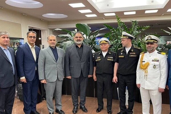 الادميرال الإيراني يصل إلى موسكو للمشاركة في مراسم الذكرى السنوية للبحرية الروسية
