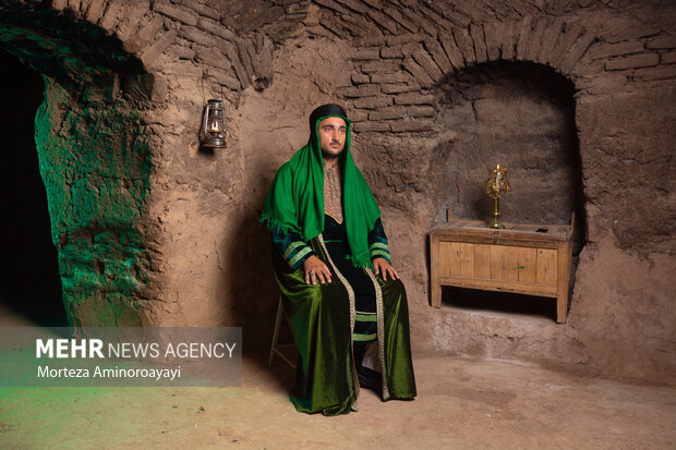 علی بهشتی فرزند محمود، متولد سال 1375 در شهر نیشابور است، وی در تعزیه، به عنوان امام سجاد(ع) ایفای نقش می کند.