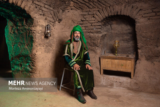 رضا نوایی تولایی فرزند علی متولد سال 1356در شهرستان کوهسرخ است، وی در تعزیه، نقش امام حسین(ع) را بازی می کند.